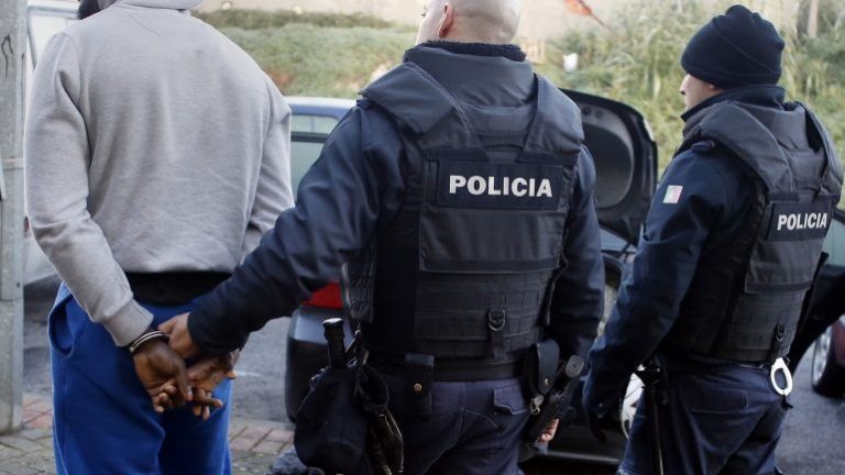 PSP detém 11 suspeitos de tráfico de droga perto de escolas de Faro