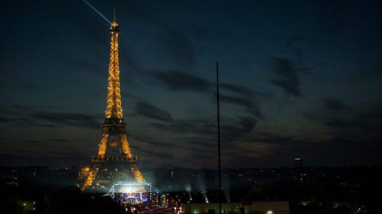 Torre Eiffel iluminada com cores do arco-íris em homenagem a vítimas de Orlando