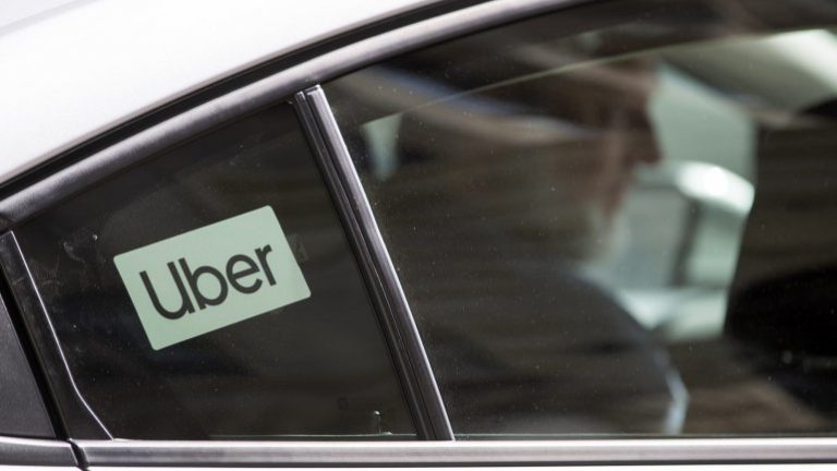 Cerca de cem carros da Uber em marcha lenta contra redução de preços