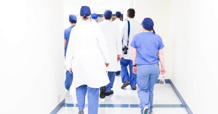 Mais de 1800 profissionais de saúde contratados para reforçar o SNS