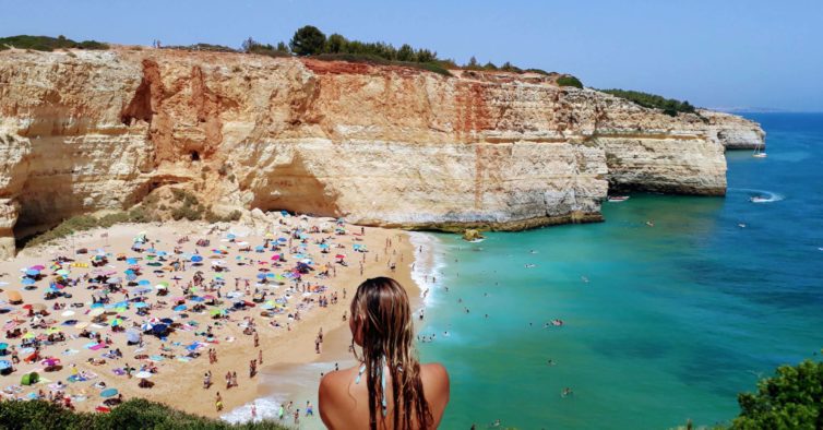 Apesar da pandemia, há cada vez mais pessoas a marcar férias de verão no Algarve