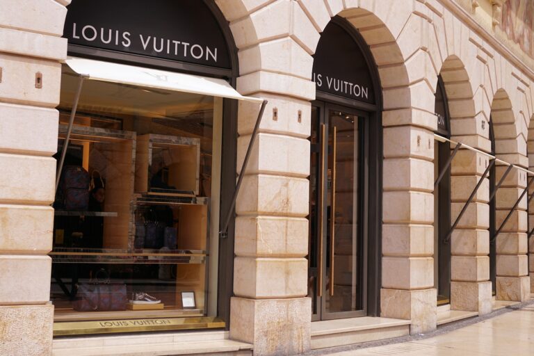 Louis Vuitton vai lançar uma viseira que pode ser usada como chapéu