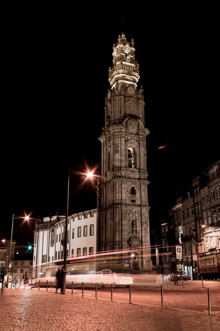 As subidas noturnas à Torre dos Clérigos, no Porto, estão de regresso
